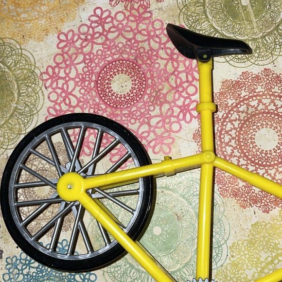 Moxie Girlz Vintage Lexi Artitude Doll with Bike - Picture 9 of 10